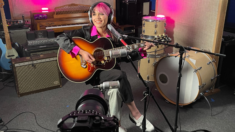 TikTok Music Sensation Kira Lise Relies On EVO 4 When LiveStreaming